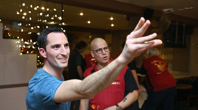 Bei diesem Sport ist Präzision gefragt: GEA-Redakteur Denis Raiser (links) im Training mit Walter Nijssen vom 1. Dartsportverein