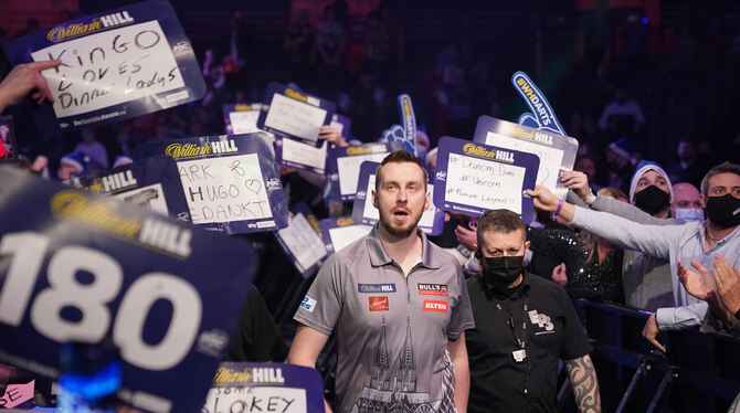 Der deutsche Spieler Florian Hempel (Mitte) betritt die Bühne bei der Darts-WM in London.