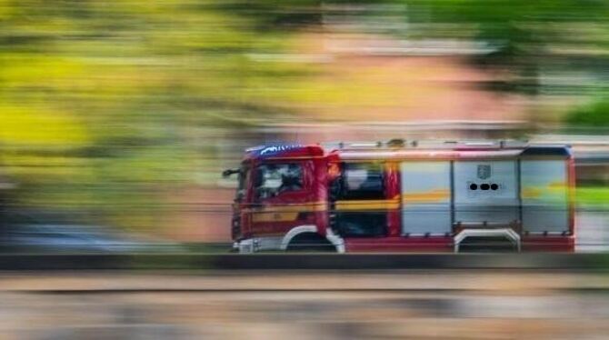 Ein Löschfahrzeug der Feuerwehr fährt zu einem Einsatz