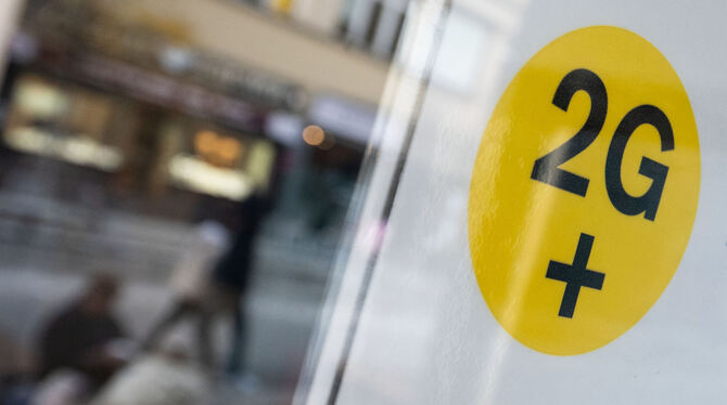 Auch ins Kino geht es nur noch mit 2G-plus. Darauf weist das Schild in der Stuttgarter Innenstadt hin.  FOTO: MURAT/DPA