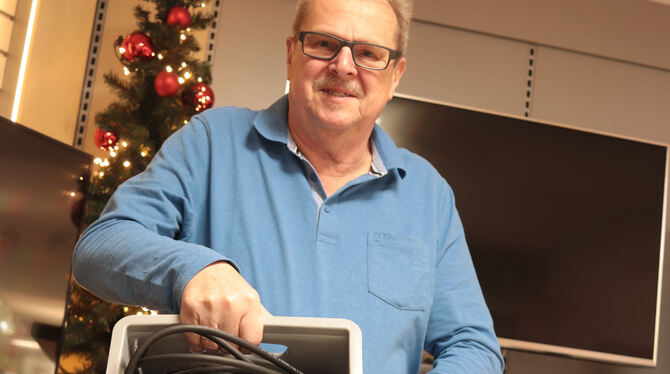 Dieter Redemann zeigt die Unwetterbox: Mit einer Pumpe und einem 15 Meter langer Feuerwehrschlauch kann jeder selbst Wasser aus