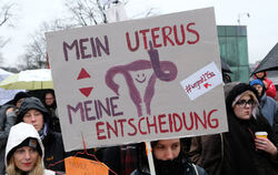 Frauen demonstrieren gegen den Abtreibungsparagrapfen 219a. 