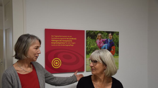 Andrea Keinath (links) und Annette Geist am letzten Arbeitstag. Die Karte in der Geschäftsstelle zeigt, wo Nachfrage und Angebot