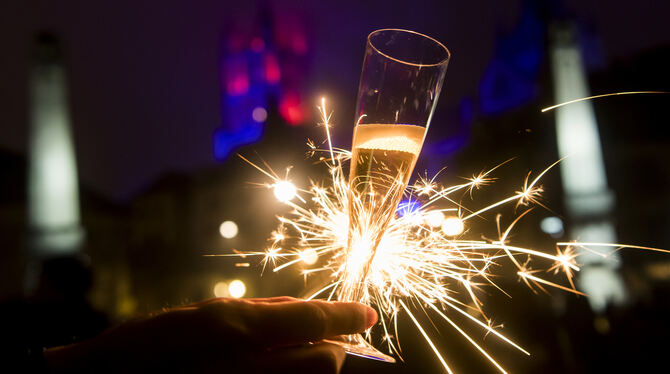 Es muss nicht immer Feuerwerk sein: Jahreswechsel mit Sekt und Wunderkerzen.