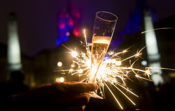 Es muss nicht immer Feuerwerk sein: Jahreswechsel mit Sekt und Wunderkerzen.