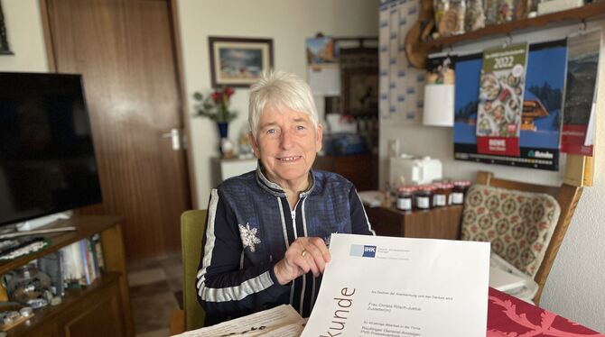 Christa Rösch-Justus mit ihrer Ehrenurkunde für 40 Jahre beim Reutlinger General-Anzeiger. Mittlerweile sind es schon 41. Zum Ja
