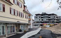 Aktuell ruht die Marktplatz-Baustelle in Pfullingen. Auf Teilen davon ist aber bereits ein Asphaltbelag eingebaut worden.  FOTO: