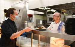 Was Joli-Küchenchef Andreas Fritsche (rechts) an Silvester serviert, wollen viele Gäste genießen. Restaurantleiter Marcel Endrie