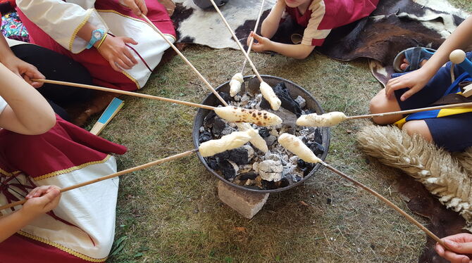 Bei der coronakonformen »Booster-Party« von Familie Bräuchle gibt es Stockbrot, Grilladen und Glühwein im eigenen Garten. ARCHIV