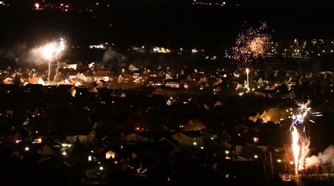 Spärliches Feuerwerk in diesem Jahreswechsel, hier Blick von der Olgahöhe über Mössingen-Belsen.