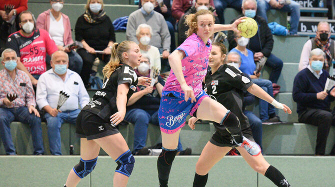 Nationalspielerin Maren Weigel (Mitte) steuert zwei Tore bei zum klaren Metzinger Sieg gegen Leverkusen. Foto: T.Baur/Eibner