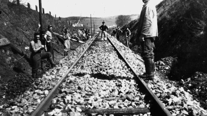 Unter den italienischen Militärgefangenen, die im  Zweiten Weltkrieg bei Gleisbauarbeiten für die Hohenzollerische Landesbahn ei