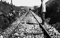 Unter den italienischen Militärgefangenen, die im  Zweiten Weltkrieg bei Gleisbauarbeiten für die Hohenzollerische Landesbahn ei