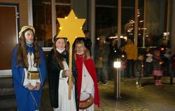 Bei der Sternsingeraktion in Riederich sind Helena, Merit und Sarah als drei Königinnen unterwegs.