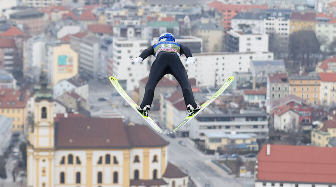 Am Bergisel scheinen die Skispringer Kurs auf Innsbrucks Innenstadt zu nehmen.  FOTO: WALGRAM/WITTERS
