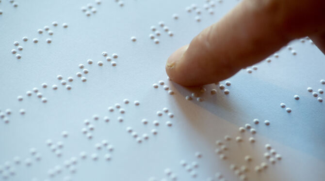 So sieht die Braille-schrift aus. In vielen öffentlichen Gebäuden, in Aufzügen oder auf Medikanten ist sie zu finden.  FOTO: ARM