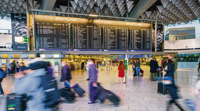 Reisende in der Abflughalle B des Frankfurter  Rhein-Main Airports.