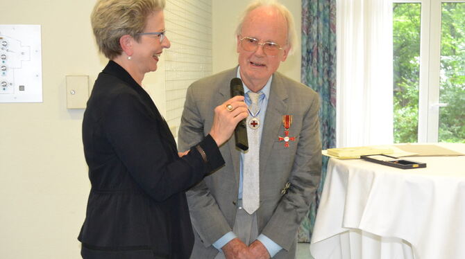 Bundesverdienstkreuz-Träger Jürgen Knorrn (rechts) mit Reutlingens ehemaliger Oberbürgermeisterin Barbara Bosch.