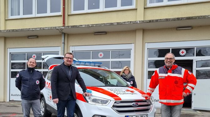 Heiko Kästel (links), Bettina Plankenhorn und Hubert Gulde (rechts) vom Pfullinger DRK-Ortsverein präsentieren Bürgermeister Ste