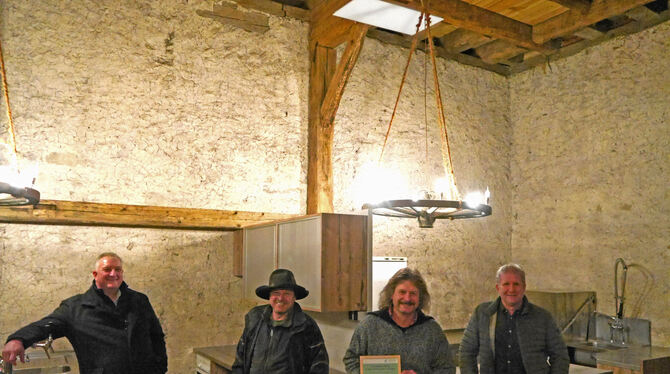Die Vereinsmitglieder Marc Bergweiler, Julian Letsche, Uwe Fuchs und Rolf Rilling (von links) freuen sich über ihre neue Küche.