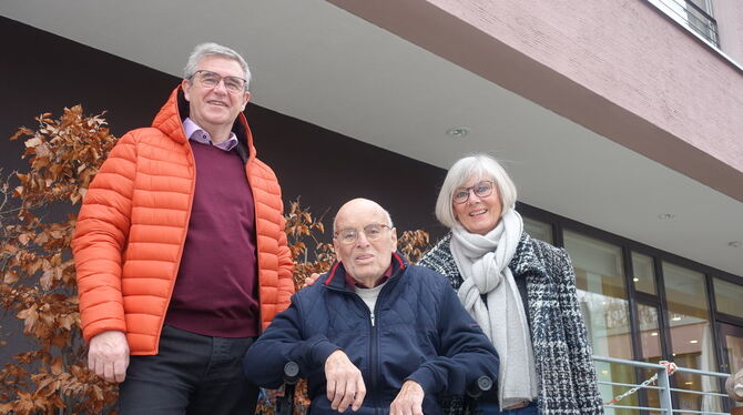 Wolfram Schmid freut sich mit seiner Tochter Gabriele und deren Mann Helmut Otto über die Ehrenmitgliedschaft FOTO: DÖRR