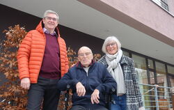 Wolfram Schmid freut sich mit seiner Tochter Gabriele und deren Mann Helmut Otto über die Ehrenmitgliedschaft FOTO: DÖRR