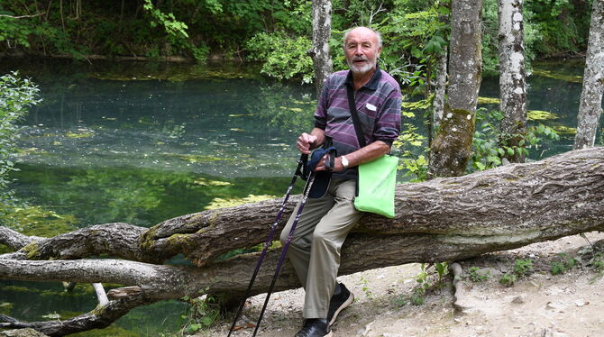 Werner Funkler 2020 inmitten der von ihm geschaffenen Landschaft der Gönninger Seen. Jetzt ist er mit 84 Jahren gestorben.  ARCH