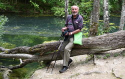 Werner Funkler 2020 inmitten der von ihm geschaffenen Landschaft der Gönninger Seen. Jetzt ist er mit 84 Jahren gestorben.  ARCH