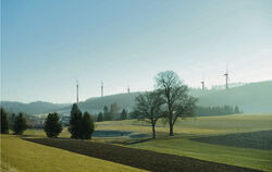 So könnte der Gomadinger Windpark aussehen – von der Fliederstraße in Kohlstetten aus betrachtet.  VISUALISIERUNG: WINDKRAFT SCH