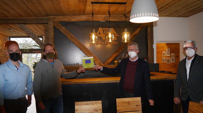 Hannes Runknagel und Alexander Reuß (von links) bekommen die Leader-Plakette als Zeichen der erfolgreichen Projektumsetzung von