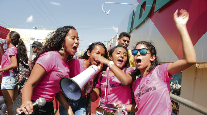 Hunderte von Mädchen nahmen an einem Marsch gegen sexualisierte Gewalt in der brasilianischen Stadt Codóim teil. Der Marsch erfo