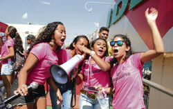 Hunderte von Mädchen nahmen an einem Marsch gegen sexualisierte Gewalt in der brasilianischen Stadt Codóim teil. Der Marsch erfo