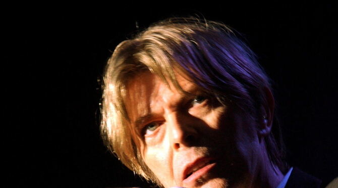 Der Mann mit den vielen Gesichtern: David Bowie 2002 in Norwegen.  FOTO: JUNGE/DPA