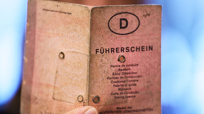Bis 2033 müssen in Deutschland Millionen von Führerscheinen umgetauscht werden, damit sie fälschungssicherer sind.  ARNOLD/DPA