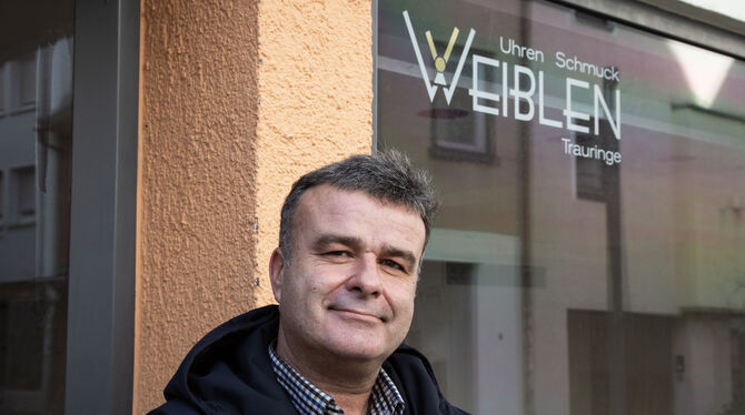 Guido Weiblen steht vor seinem ehemaligen Schmuck- und Uhrengeschäft. Seine Wohnung hat er verloren, das Auto verkauft. FOTO: IN