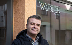 Guido Weiblen steht vor seinem ehemaligen Schmuck- und Uhrengeschäft. Seine Wohnung hat er verloren, das Auto verkauft. FOTO: IN