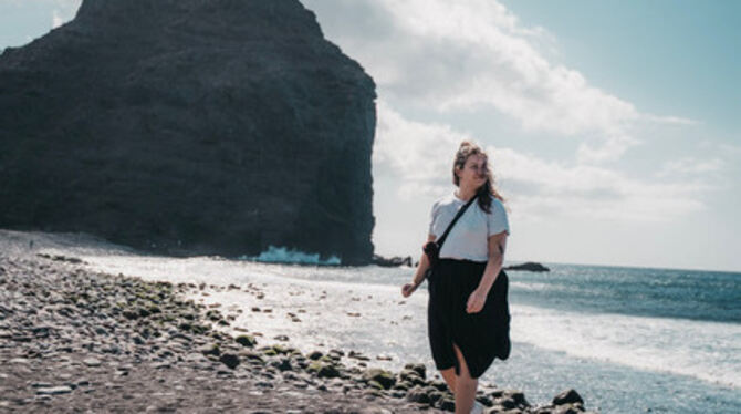 Berufsverkehr gibt es hier nicht: Digitalnomadin Nadine Riemann genießt ihrem Morgenspaziergang auf der spanischen Insel Gran Ca Berufsverkehr gibt es hier nicht: Digitalnomadin Nadine Riemann genießt ihrem Morgenspaziergang auf der spanischen Insel Gran Ca