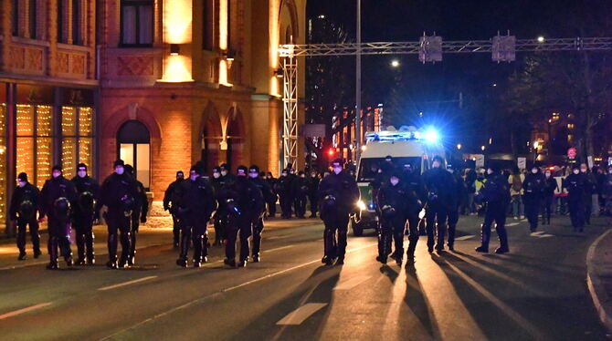 Die Polizei begleitete den Demozug mit großem Kräfteaufgebot, hier auf der Lederstraße.