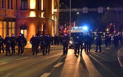 Die Polizei begleitete den Demozug mit großem Kräfteaufgebot, hier auf der Lederstraße.