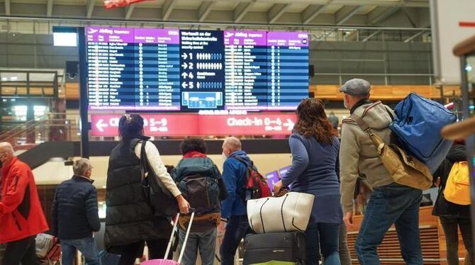 Reisende am Flughafen BER