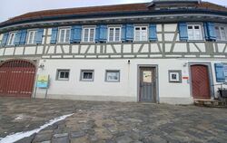 Der Bereich vor dem Bernlocher Dorfgemeinschaftshaus ist neu gestaltet worden: Ein robuster Pflasterbelag verbindet Dorfhaus und