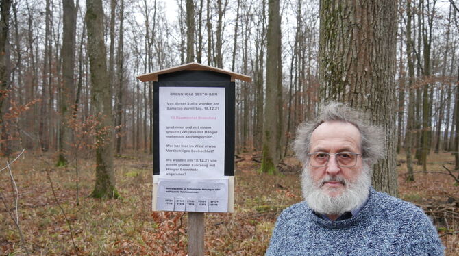 Martin Benner hat an der Stelle, wo sein Holz lag, ein Schild aufgestellt, auf dem er Zeugen zu dem Diebstahl sucht. Im Visier:
