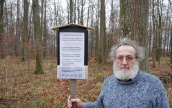 Martin Benner hat an der Stelle, wo sein Holz lag, ein Schild aufgestellt, auf dem er Zeugen zu dem Diebstahl sucht. Im Visier: 