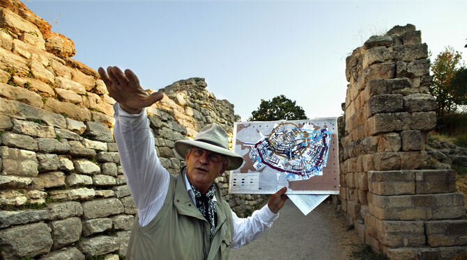 Der Tübinger Archäologe Manfred Korfmann als Grabungsleiter in Troia. Um die wirkliche Bedeutung der Stadt gab es Streit unter A Der Tübinger Archäologe Manfred Korfmann als Grabungsleiter in Troia. Um die wirkliche Bedeutung der Stadt gab es Streit unter A
