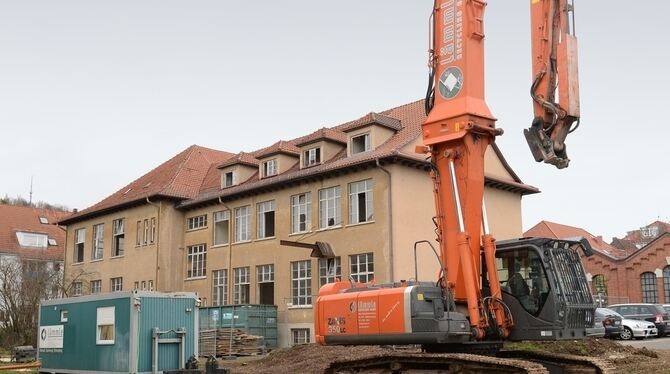 Die Bagger stehen bereit, ab Montag wird das alte Technikum-Gebäude abgerissen. FOTO: TRINKHAUS Die Bagger stehen bereit, ab Montag wird das alte Technikum-Gebäude abgerissen. FOTO: TRINKHAUS