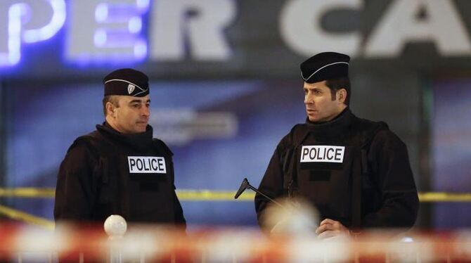Polizisten vor dem jüdischen Supermakt in Paris. Vier Geiseln waren dort gestorben. Foto: Olivier Hoslet
