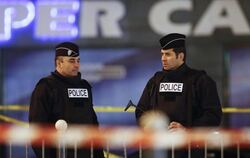 Polizisten vor dem jüdischen Supermakt in Paris. Vier Geiseln waren dort gestorben. Foto: Olivier Hoslet