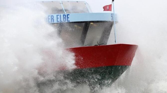 Bei Regen und Sturm ist eine Barkasse auf der Elbe in Hamburg unterwegs. Foto: Bodo Marks