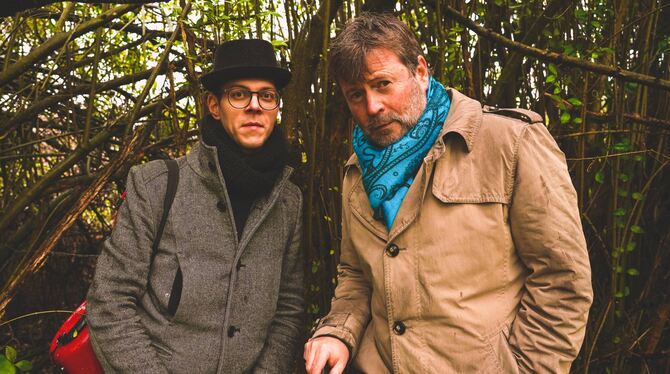 Hinaus in die nasskalte Natur: Tenorsaxofonist Christoph Beck (links) und Jazzpianist Patrick Bebelaar.  FOTOS: KRISTINA PFEFFER