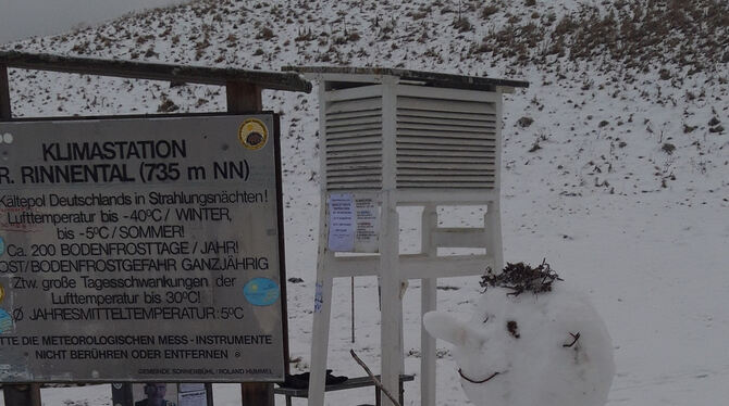 Der Schneemann im großen Rinnental freut sich über die bevorstehenden kalten Nächte und Tage.  FOTO: HUMMEL